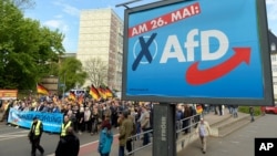 Arhiva - Pristalice AfD-a tokom šetnje u Erfurtu, Nemačka, 1. maja 2019.