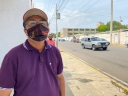 Néstor Toro, venezolano, conversa con la VOA mientras espera en una colas por gasolina en Maracaibo, estado Zulia, Venezuela. Abril, 2021. Foto: Gustavo Ocando - VOA.
