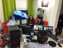 Lucía Pineda, en un estudio en Costa Rica, donde opera junto a otros medios digitales. [Foto: Cortesía Gerall Chavez/ Nicaragua Actual]