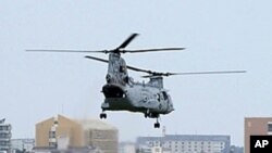 美國海軍陸戰隊CH-46E直升機從日本沖繩縣宜野灣的普天間基地起飛(資料圖片)