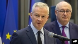 French Finance Minister Bruno Le Maire, left, and European Trade Commissioner Phil Hogan attend a media conference after their meeting in Paris, Tuesday, Jan. 7, 2020. The talks are focused on U.S. tariffs on French wine and other goods. (AP Photo…