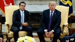 El presidente de EE.UU., Donald Trump y el gobernador de Puerto Rico, Ricardo Rossello hacen declaraciones con la prensa en la Oficina Oval de la Casa Blanca. Oct. 19, 2017.