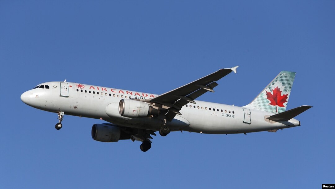 Yon avyon Air Canada, Airbus A320-200 ki tap prepare l pou l ateri nan Ayewopò Entènasyonal Vancouver nan Richmond, British Columbia, Canada, 5 fevriye 2019. REUTERS/Ben Nelms 