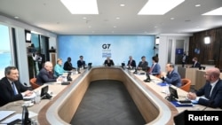 2021년 6월 12일 영국 콘월에 마련된 회의장에서 현안을 논의 중인 G7 정상들 (자료사진)