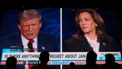 Orang-orang menyaksikan debat presiden antara calon presiden dari Partai Republik, mantan Presiden Donald Trump, dan calon presiden dari Partai Demokrat, Wakil Presiden Kamala Harris, Selasa, 10 September 2024, di Gipsy Las Vegas di Las Vegas. (John Locher/AP)