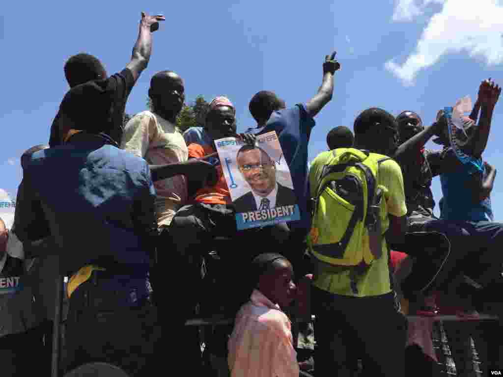 Supporters of opposition leader Kizza Besigye at a rally in Kisaasi, a suburb of Kampala, Uganda, Feb. 16, 2016. (Photo: J. Craig / VOA )