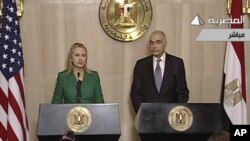 埃及電視台電視畫面顯示美國國務卿希拉里.克林頓和埃及外交部長阿姆魯宣佈以色列和加沙停火