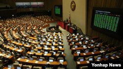 한국 국회 여야 의원들이 지난달 30일 본회의에서 중국과의 자유무역협정(FTA) 비준동의안을 통과시키고 있다.