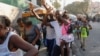 Warga Haiti membawa barang-barang seadanya meninggalkan rumah mereka di ibu kota Port-au-Prince, untuk menghindari kekerasan antargeng (foto: dok). 