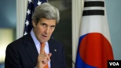 ລັດຖະມົນຕີຕ່າງປະເທດ ສະຫະລັດ ທ່ານ John Kerry ຖະແຫລງຕໍ່ນັກຂ່າວ ຫລັງຈາກພົບປະກັບ ລັດຖະມົນຕີ ຕ່າງປະເທດ ເກົາຫລີໃຕ້ ທ່ານ Yun Byung-se