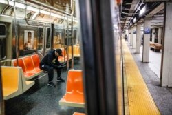 Kereta subway di kota New York terlihat sepi di tengah perebakan virus corona di sana (20/3).