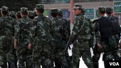 Polisi bersenjata Tiongkok berpatroli di Kashgar, provinsi Xinjiang (4/8)