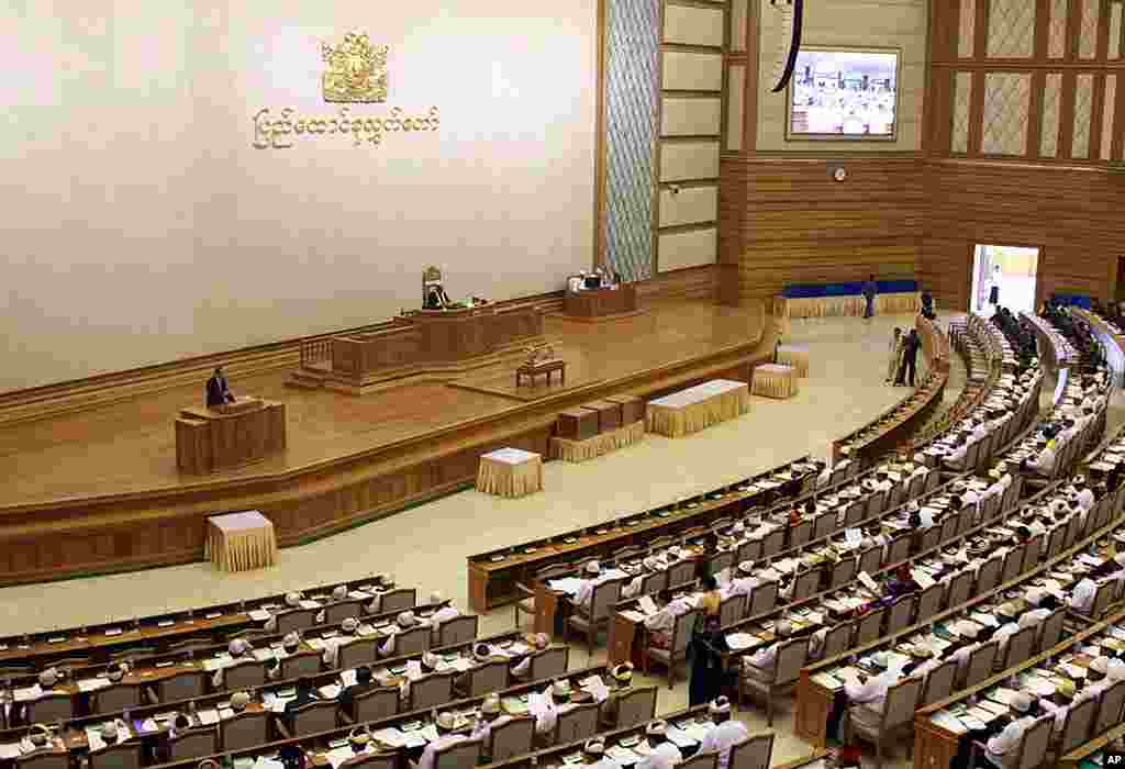 联合国秘书长潘基文对缅甸议会发表讲话。