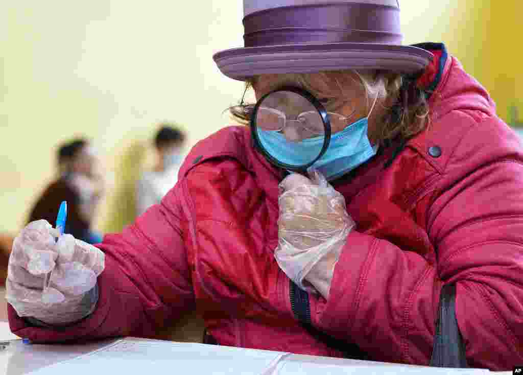 A woman&nbsp;St. Petersburg fills out her ballot on the first day of national elections for the lower house Parliament in Russia&nbsp;