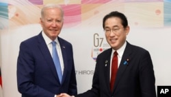 Rasi wa Marekani Joe Biden, kushoto, na waziri mkuu wa Japan Fumio Kishida, kabla ya mkutano wa G-7 Mei 18.