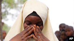 Salah satu siswa yang tidak diculik dari Sekolah Menengah Pertama Gadis Pemerintah setelah serangan oleh pria bersenjata di Jangebe, Nigeria, Jumat, 26 Februari 2021. Pria bersenjata menculik 317 gadis dari sebuah sekolah asrama di Nigeria utara. (Foto: AP)