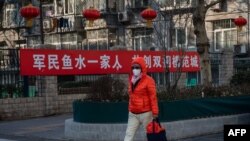 바이러스 호흡기 질환 '신종 코로나바이러스'(우한폐렴)가 전세계로 확산되고 있는 가운데, 중국 베이징에서 시민이 마스크를 착용하고 있다. 