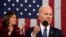 El presidente Joe Biden pronuncia el discurso sobre el Estado de la Nación, en el Capitolio, el martes 7 de febrero de 2023, en Washington, mientras la vicepresidenta Kamala Harris aplaude. Jacquelyn Martin/vía REUTERS/Foto de archivo