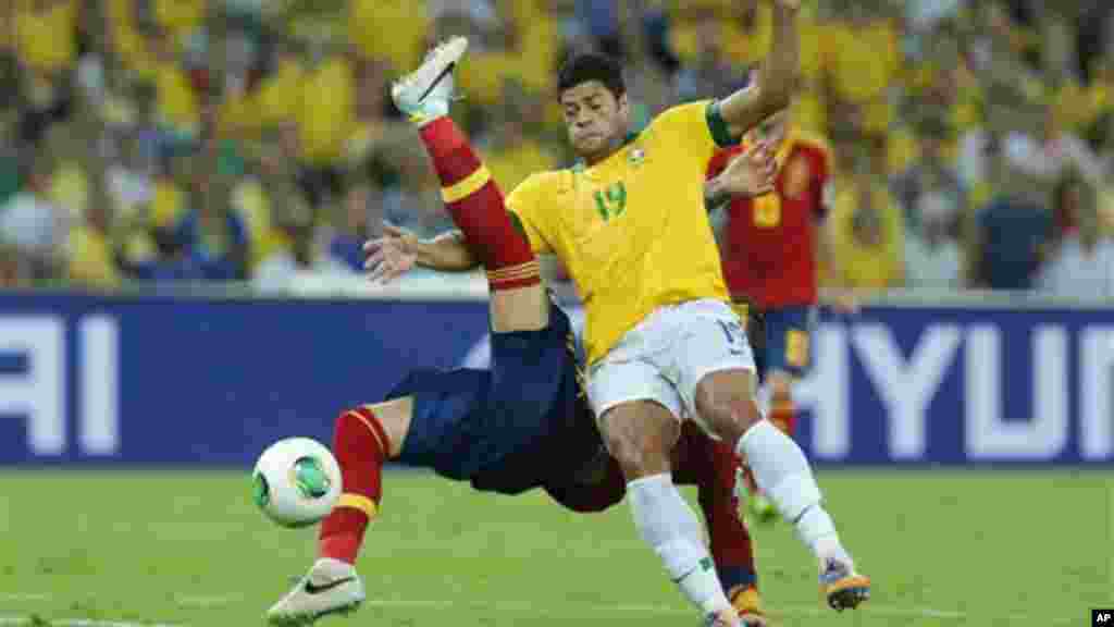 &nbsp; Espanhol Sérgio Ramos é bloqueado pelo brasileiro Hulk durante jogo da final da Taça das Confederações no Maracanã, Rio de Janeiro (30 de Junho 2013)