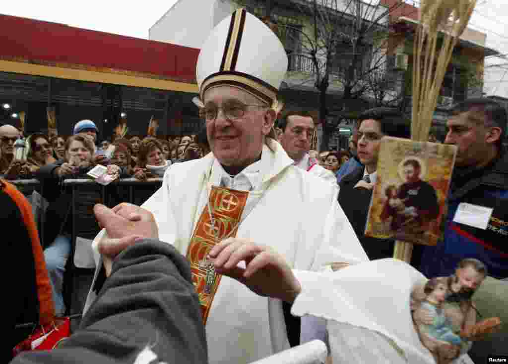 O antigo arcebispo Jorge Bergoglio cumprimenta centenas de pessoas em Buenos Aires durante o encontro anual que celebra São Caetano, 2009.