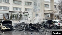 Yerli rəsmilərin dediyinə görə, Ukraynanın raket hücumu nəticəsində dağılan maşınlar. Belqorod, Rusiya. 16 mart, 2024.