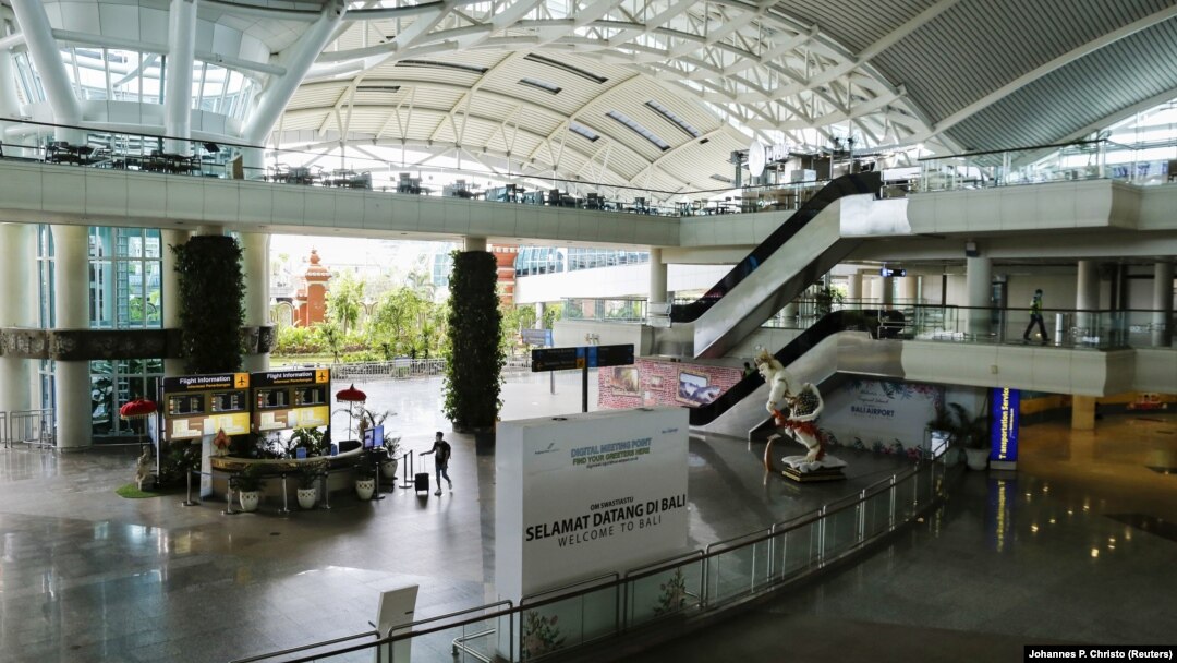 Terminal kedatangan internasional yang hampir kosong di bandara Gusti Ngurah Rai, di tengah penyebaran Covid-19 di Bali, 1 April 2020. (Foto: REUTERS/Johannes P. Christo)