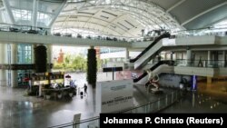 Terminal kedatangan internasional yang hampir kosong di bandara Gusti Ngurah Rai, di tengah penyebaran Covid-19 di Bali, 1 April 2020. (Foto: REUTERS/Johannes P. Christo)