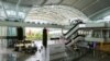 Seorang traveler berjalan menyusuri terminal kedatangan internasional yang hampir kosong dari bandara Gusti Ngurah Rai di tengah penyebaran Covid-19 di Bali, 1 April 2020. (Foto: REUTERS/Johannes P. Christo)