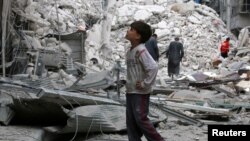 시리아 알레포 인근 반군장악지역에 사는 소년이 23일 공습으로 파괴된 건물을 들여다보고 있다.