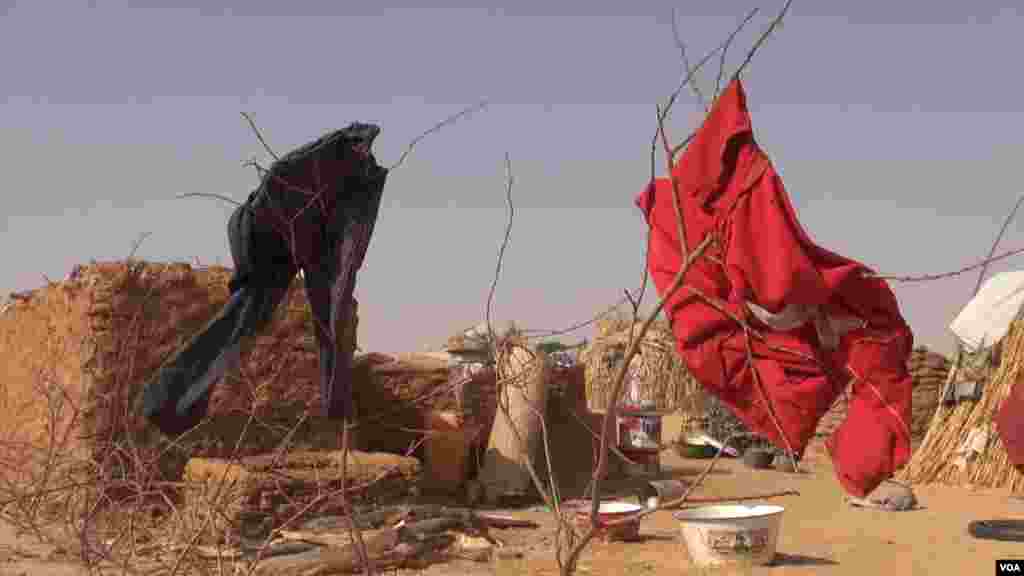 Clothes are hung out to dry at the Assaga camp, Diffa, Niger, Feb. 29, 2016. (N. Pinault/VOA)