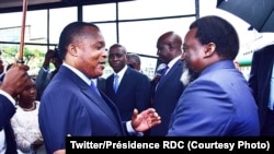 Le président Denis Sassou Nguesso du Congo-Brazzaville reçoit son homologue Joseph Kabila de la RDC à son arrivée au Beach de Brazzaville, 9 décembre 2017. (Twitter/Présidence RDC)