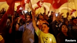 Des manifestants marchent dans les rues de Tunis, le17 juillet 2014.