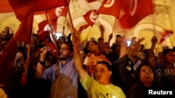 Des protestants marchent dans les rues de Tunis, en Tunisie, le 17 juillet 2014.