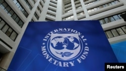 El logo del Fondo Monetario Internacional en su sede en Washington D.C.