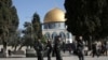 La policía israelí patrulla en el complejo de la mezquita de Al-Aqsa durante una redada en el lugar sagrado ubicado en la Ciudad Vieja de Jerusalén, durante el mes sagrado del islam, el Ramadán, el 5 de abril de 2023.