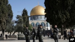 La policía israelí patrulla en el complejo de la mezquita de Al-Aqsa durante una redada en el lugar sagrado ubicado en la Ciudad Vieja de Jerusalén, durante el mes sagrado del islam, el Ramadán, el 5 de abril de 2023.