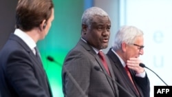 Le chancelier autrichien Sebastian Kurz, le président de la Commission de l'Union africaine (UA), Moussa Faki, et le président de la Commission européenne, Jean-Claude Juncker, lors de la réunion du forum UE-Afrique à Vienne le 18 décembre 2018.