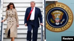 El presidente de EE.UU. Donald Trump y la primera dama Melania Trump llegan al aeropuerto militar de Bruselas en Melsbroek, Bélgica, a bordo del Air Force One antes de la cumbre de la OTAN. 10 de julio de 2018. REUTERS / Francois Lenoir -