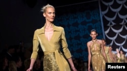 Seorang model memeragakan koleksi musim gugur 2014 rancangan Diane von Furstenberg di panggung New York Fashion Week, Minggu (9/2).