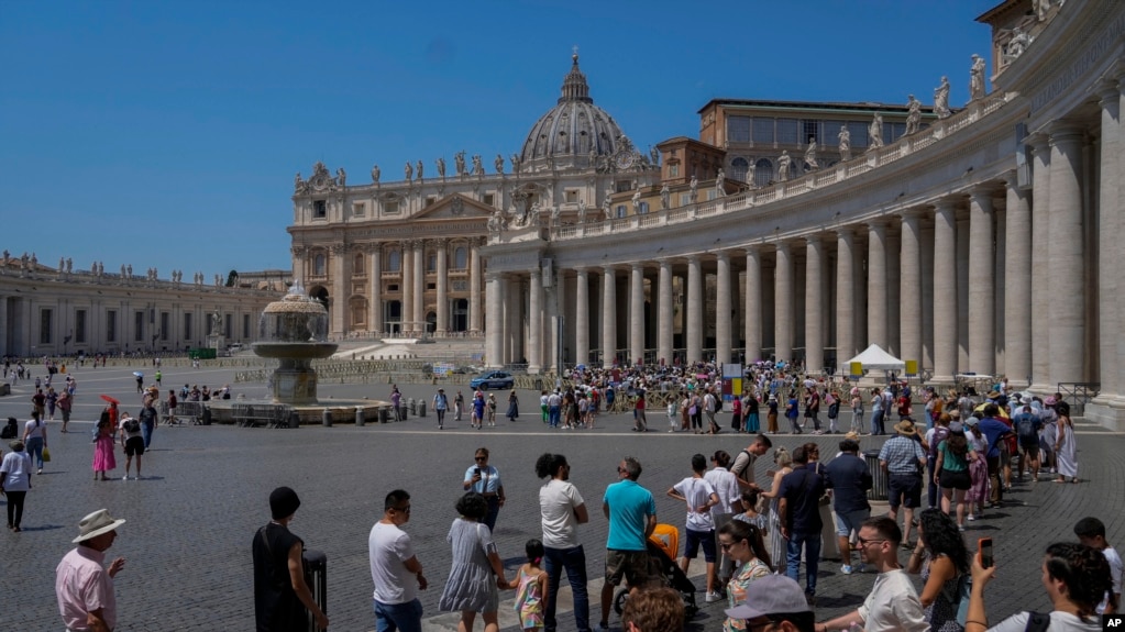 游客排长龙游览梵蒂冈。（美联社2023年7月10日）(photo:VOA)