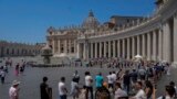 遊客排長龍遊覽梵蒂岡。 （美聯社2023年7月10日）