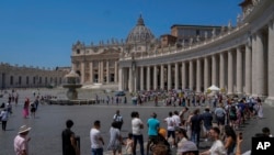游客排长龙游览梵蒂冈。（美联社2023年7月10日）