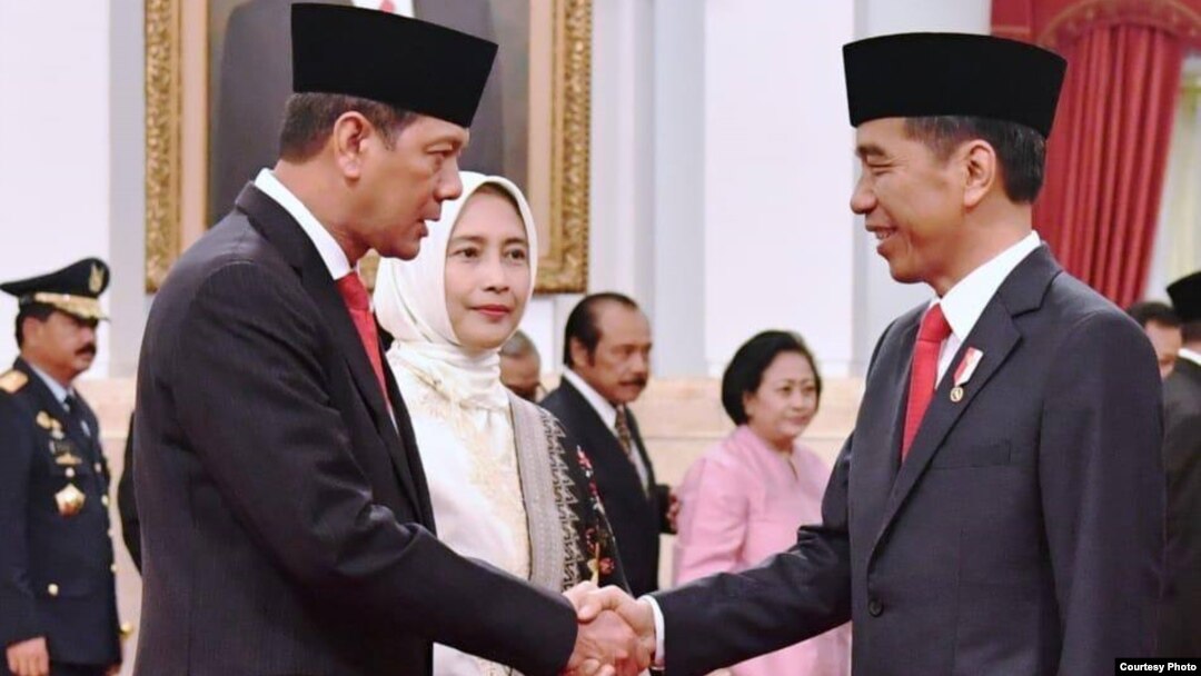 Presiden Joko Widodo melantik Letjen TNI Doni Monardo (kiri) sebagai Kepala BNPB, di Istana Negara, Rabu (9/1) (Courtesy: Setpres RI)