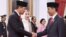 Presiden Joko Widodo melantik Letjen TNI Doni Monardo (kiri) sebagai Kepala BNPB, di Istana Negara, Rabu (9/1) (Courtesy: Setpres RI)
