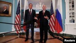 Menlu AS Rex Tillerson (kanan) bersama Menlu Rusia Sergey Lavrov di Kantor Deplu AS di Washington DC, 10 Mei 2017. (AP Photo/Carolyn Kaster)