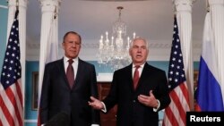 Menteri Luar Negeri AS Rex Tillerson, (kanan) dan Menteri Luar Negeri Rusia Sergey Lavrov, memberikan keterangan kepada media di kantor Departemen Luar Negeri Amerika di Washington, D.C., Rabu, 10 Mei 2017. (Foto: dok).