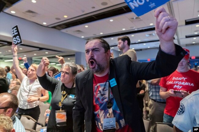 Libertaryan Parti'nin kongresinde Trump kürsüye çıktığında kalabalıktan tepkiler yükseldi.