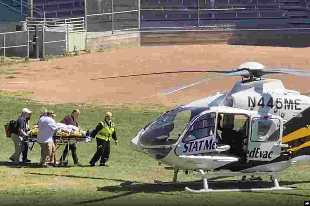 Dalam gambar dari video ini, penulis Salman Rushdie dibawa dengan tandu menuju helikopter untuk dibawa ke rumah sakit setelah dia ditikam saat memberikan kuliah umum di Chautauqua Institution di kota Chautauqua, New York, Jumat, 12 Agustus 2022. (Foto: AP)