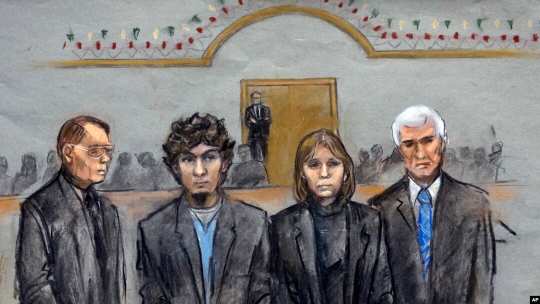 Sketsa sidang pengadilan Dzhokhar Tsarnaev (kedua dari kiri) yang digambarkan berdiri bersama tim kuasa hukumnya William Fick (kiri), Judy Clarke (kedua dari kanan) & David Bruck (kanan) - sewaktu juri menyampaikan putusan 8 April 2015. 