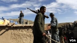 ຕຳຫລວດອັຟການິສະຖານ ປະຕິບັດງານ ຢູ່ບ່ອນເກີດດິນເຈື່ອນ ທີ່ຮ້າຍແຮງ